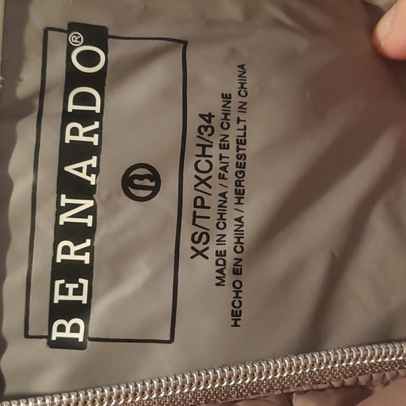 BERNARDO purple packable puffer jacket with hood, size XS - Picture 4 of 6